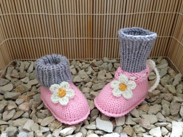 Strickanleitung Babyschuhe Flower von The KnitKnotShop