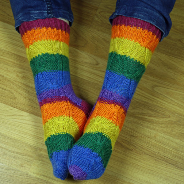 Strickanleitung Wrapped Rainbow Socks von Tanja Lüscher