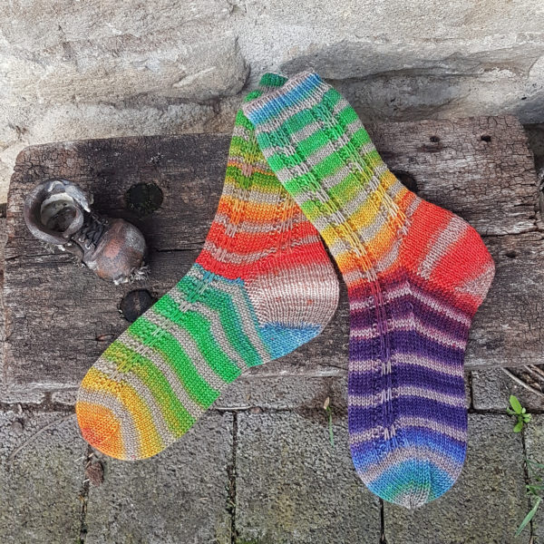 Strickanleitung Abgehobene Socken von Simone Eich / Wollwerk